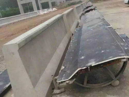 高速公路防撞墙乐动(中国).jpg